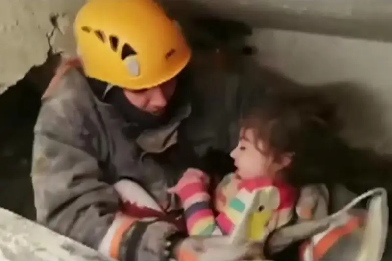 Двухлетнюю девочку спасли спустя сутки из-под завалов в Турции