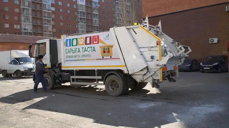 Около 100 спецмашин в две смены вывозят мусор с территории Нур-Султана