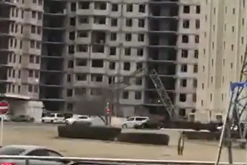 Башенный кран упал на стройке в Актау, пострадал мужчина