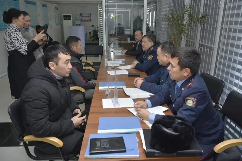 В первый день акции «Приемная на дороге» туркестанским полицейским задали около 200 вопросов