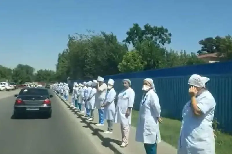 Инициаторов флешмоба врачей в память жертв пандемии назвали в Минздраве