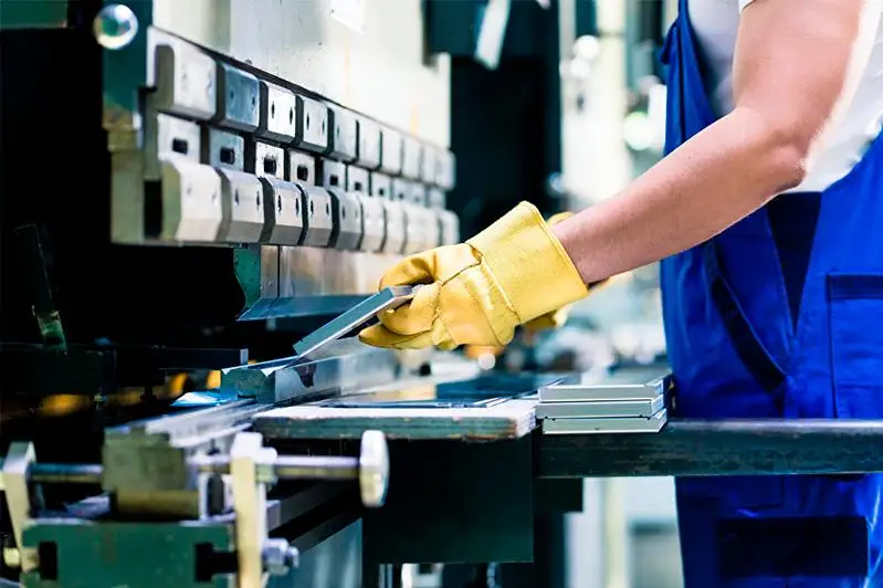 На какую компенсацию могут рассчитывать казахстанцы в период простоя производства