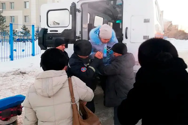 Павлодарские спасатели через лес доставили роженицу из дальнего аула