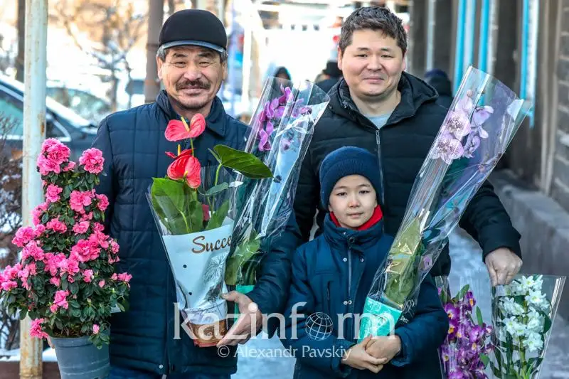8 Марта в Алматы: люди, эмоции, цветы