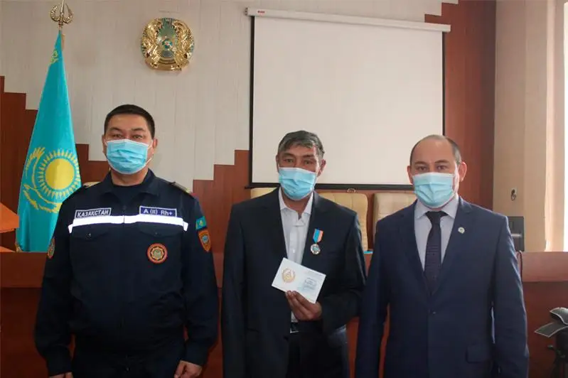 За спасение малыша из выгребной ямы наградили жителя ВКО