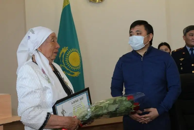 Окружила материнской заботой: домашней едой угощает полицейских на санпосту павлодарка