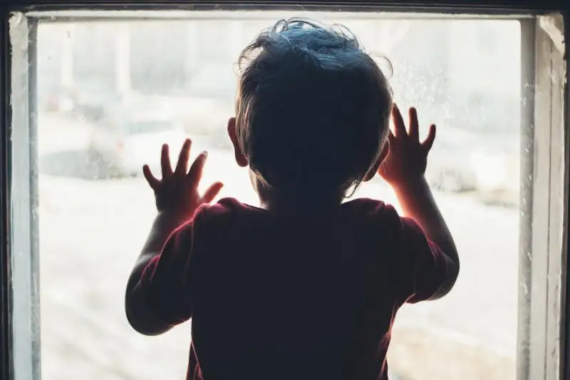 Годовалый ребенок выпал из окна в Караганде