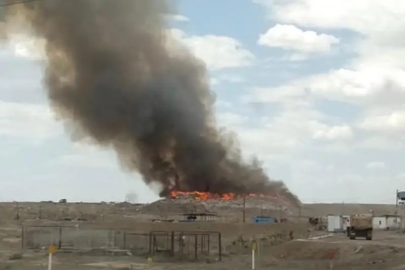 В Атырау горит мусорный полигон
