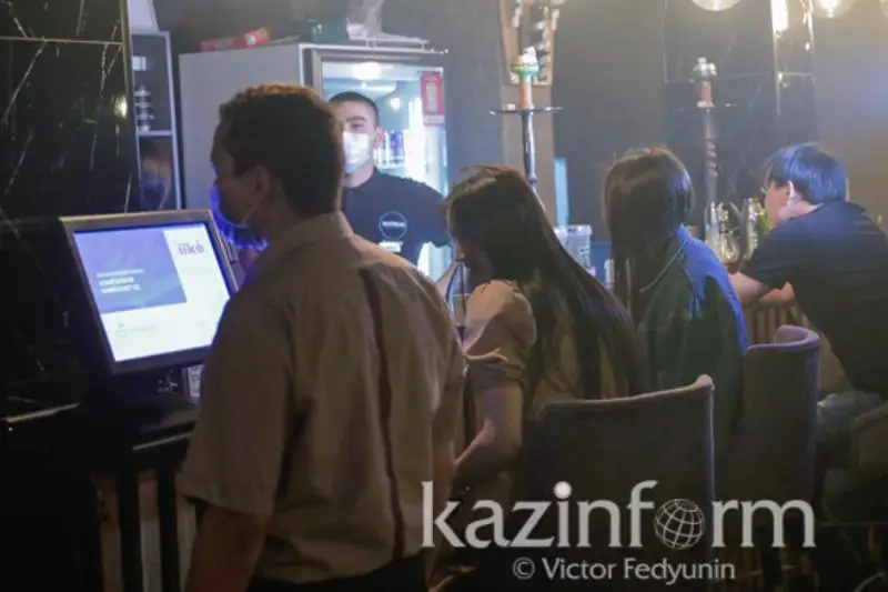 65 человек доставили из столичного ночного клуба в полицию