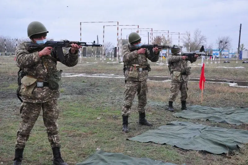 Онлайн сдают экзамены воспитанники военно-технической школы в Семее