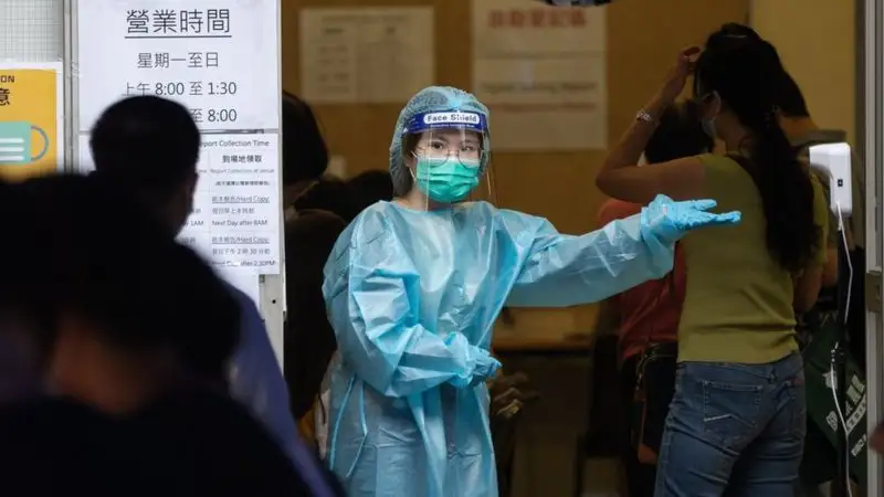 Коронавирус в мире: Сокращение карантина при въезде в Англию и закрытие заводов изготовителя перчаток