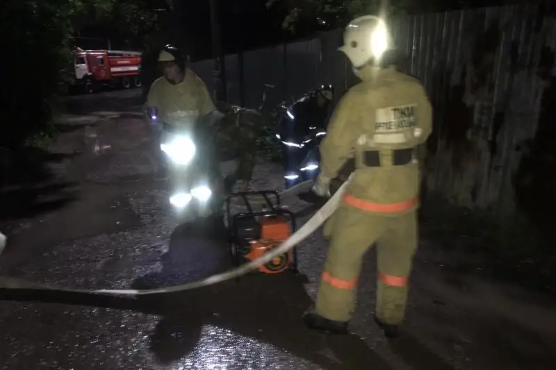 Подтопления, поваленные на машины деревья – в Алматы всю ночь шел дождь