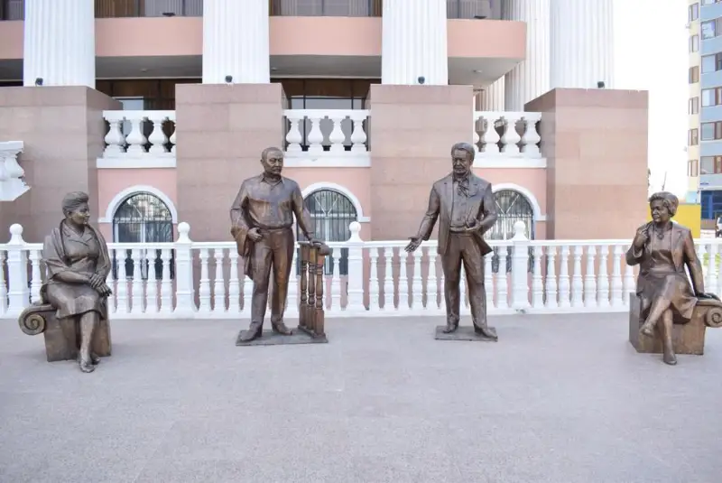 Памятники народным артистам установили на Театральной площади Атырау