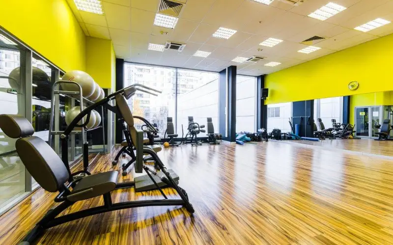 Фитнес-клубы и кабинеты косметологии все еще под запретом в столице