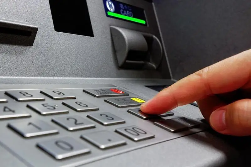 Мошенник предлагал сельчанам  в СКО помочь получить деньги в банкомате  и оформлял на них кредиты