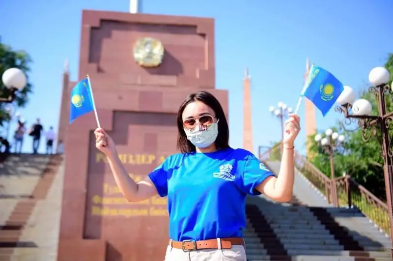 В Шымкенте прошла патриотическая акция «Желбіре менің жалауым»