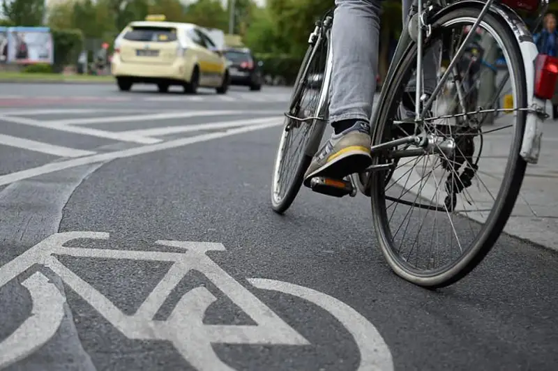 Об ответственности за несоблюдение ПДД напомнил самокатчикам и велосипедистам аким Алматы