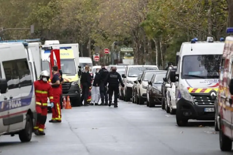 Мужчина с ножом напал на людей в Париже, четверо пострадали