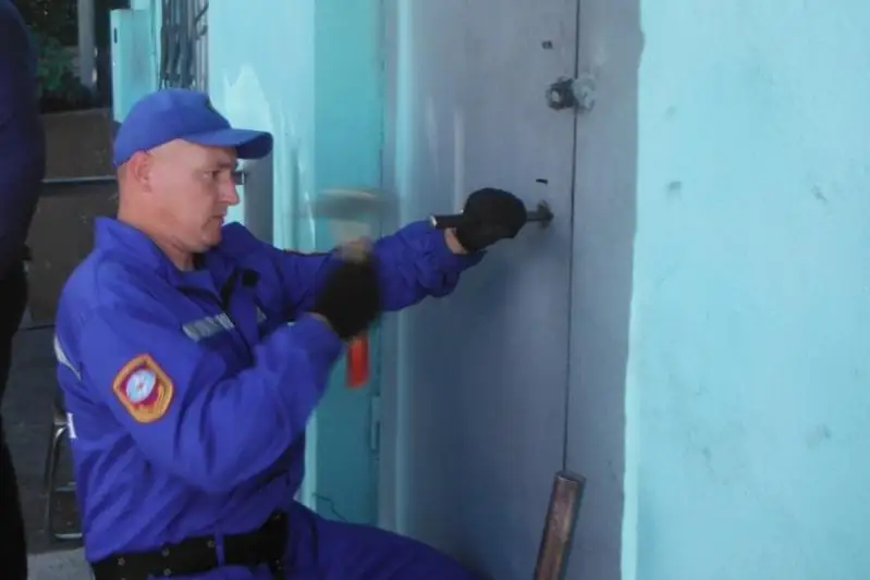 Более 200 человек спасли карагандинские спасатели из запертых помещений с начала года