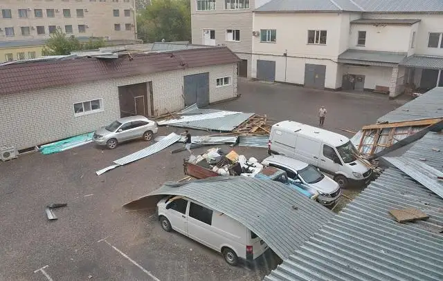 Шквальный ветер в Павлодаре сносил крыши и ломал деревья