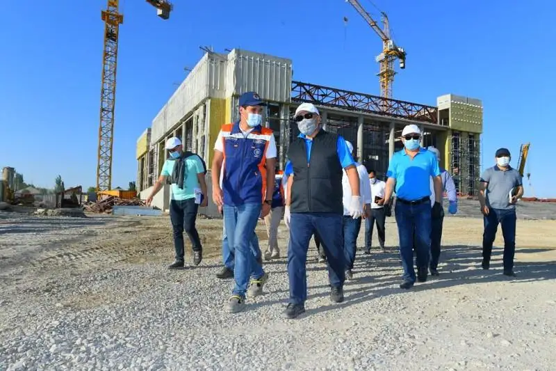 Умирзак Шукеев проверил строительные площадки в Туркестане
