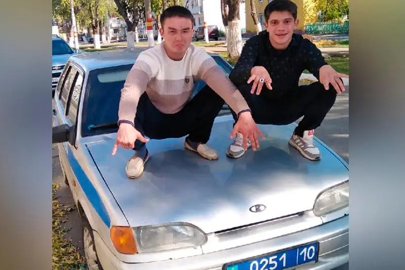 На 7 суток арестовали двух рудничан за селфи на капоте полицейской машины