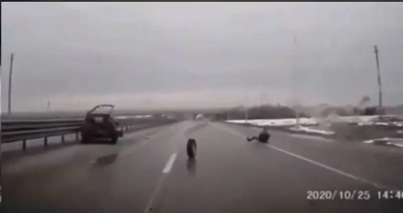 Человек вылетел из автомобиля при ДТП в Карагандинской области