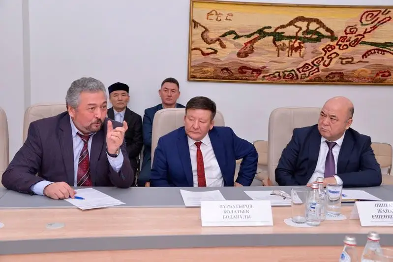 Сенатору в Алматы рассказали о проблемах, связанных с качеством учебников