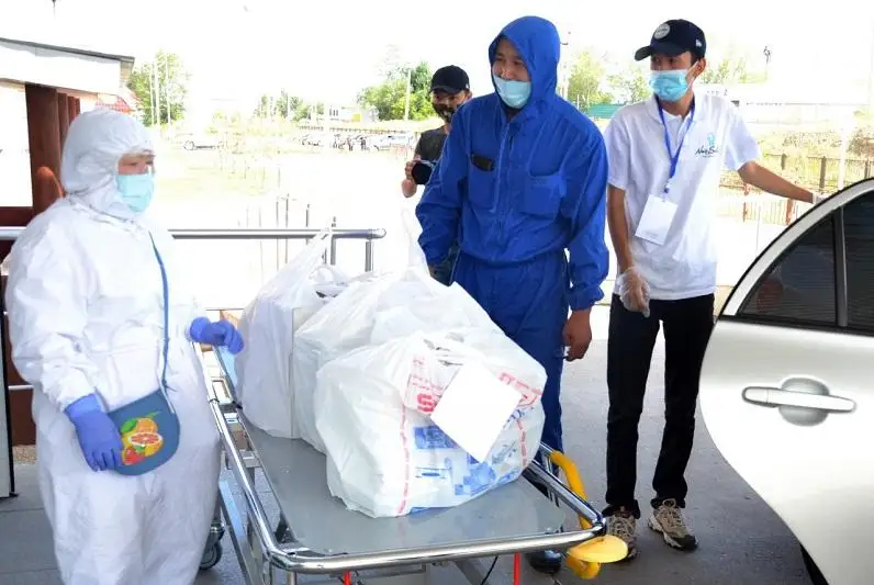 До 300 горячих обедов ежедневно развозят медикам жители столицы