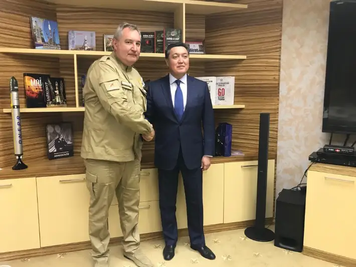 Аскар Мамин встретился на Байконуре с главой Роскосмоса