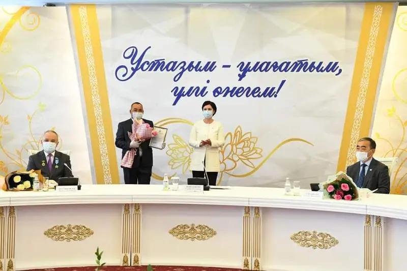 Гульшара Абдыкаликова вручила награды лучшим педагогам Кызылординской области