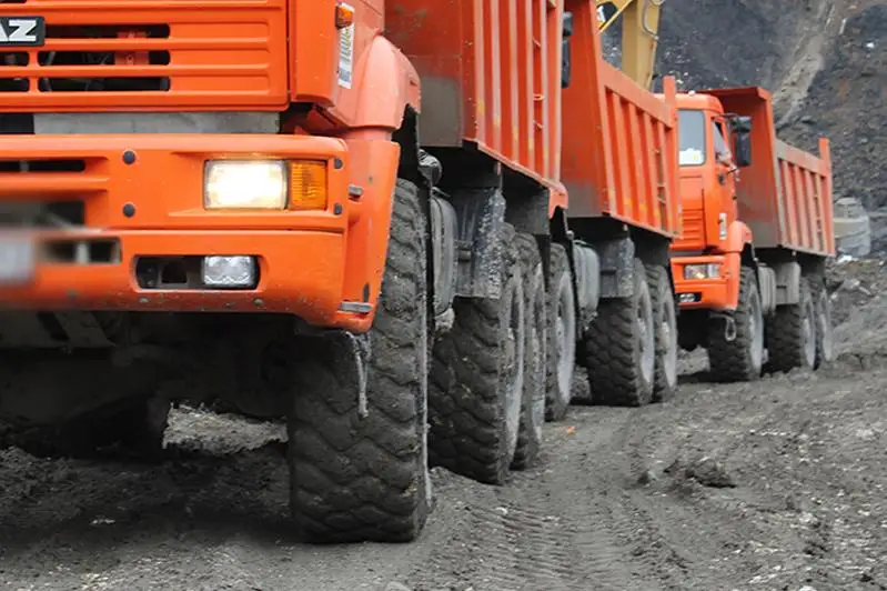 Два человека погибли при падении грузовика в карьер в Павлодаре