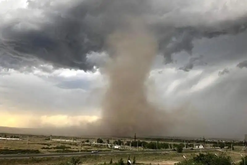 Последствия урагана в Аягозе: в городе восстанавливают электроснабжение