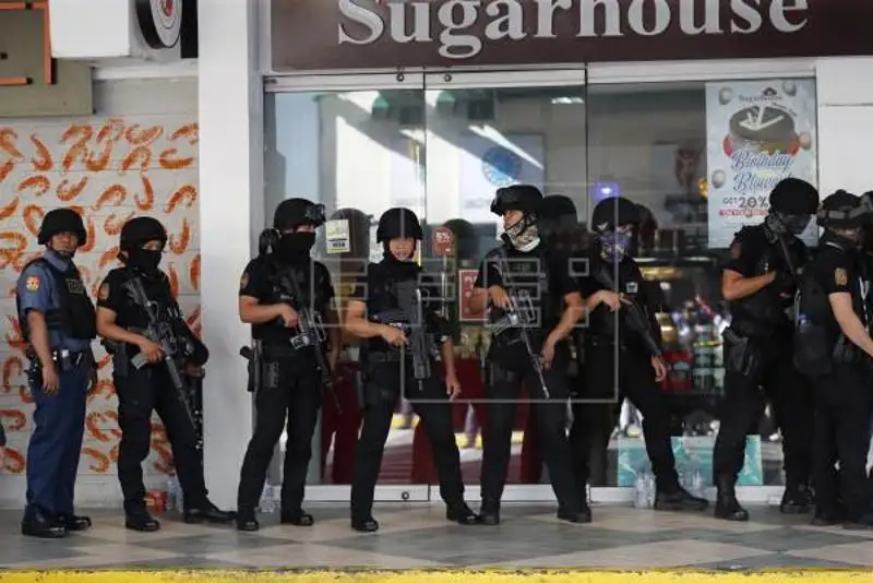 Взявший в заложники около 30 человек в Маниле сдался властям