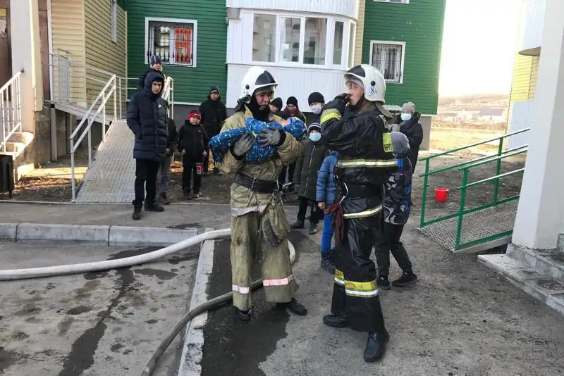 13 человек спасли во время пожара в многоэтажке Усть-Каменогорска