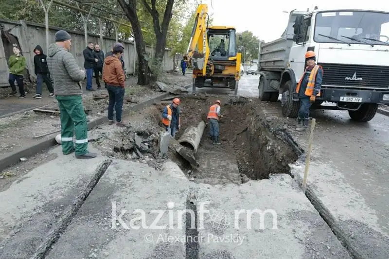 Вторая авария на теплотрассе в Алматы: пострадало свыше 10 автомобилей
