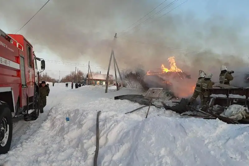Горящий дом в ВКО пожарные тушили  снегом