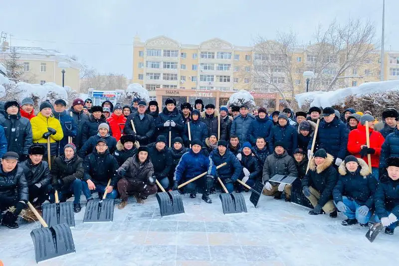 #БiзБiргемiз: сотрудники Минэкологии расчистили от снега сквер в Нур-Султане