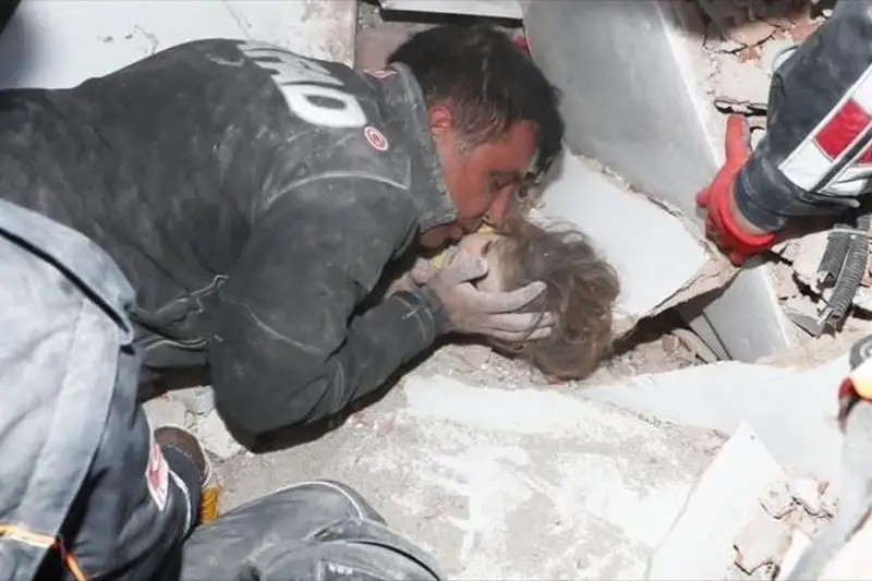 Землетрясение в Измире: 102 погибших и спасенный спустя почти четверо суток ребенок