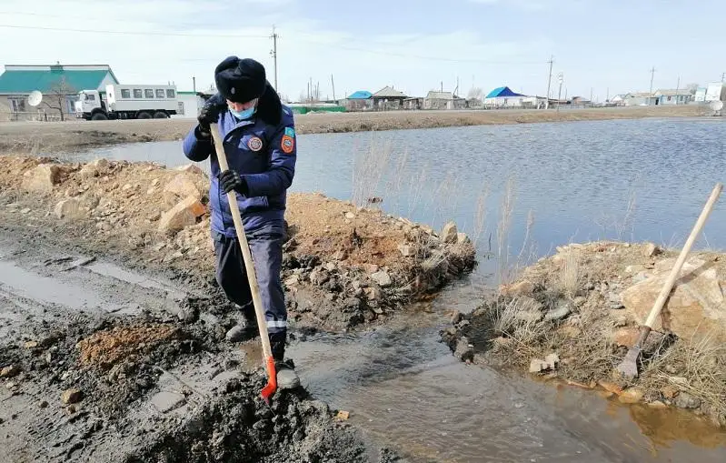 Откачивают талые воды и очищают русла рек спасатели СКО
