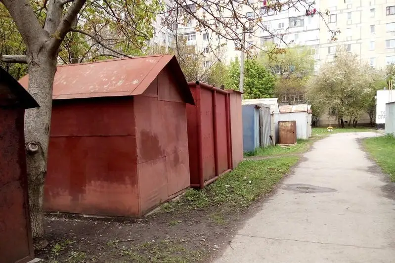 Гаражи во дворах массово демонтируют в Алматы