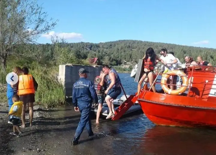Две лодки  с отдыхающими унесло ветром на Бухтарминском водохранилище