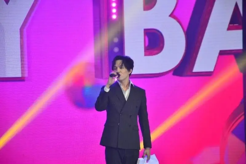 Димаш Кудайберген вручил приз победителю фестиваля «Baqytty bala»