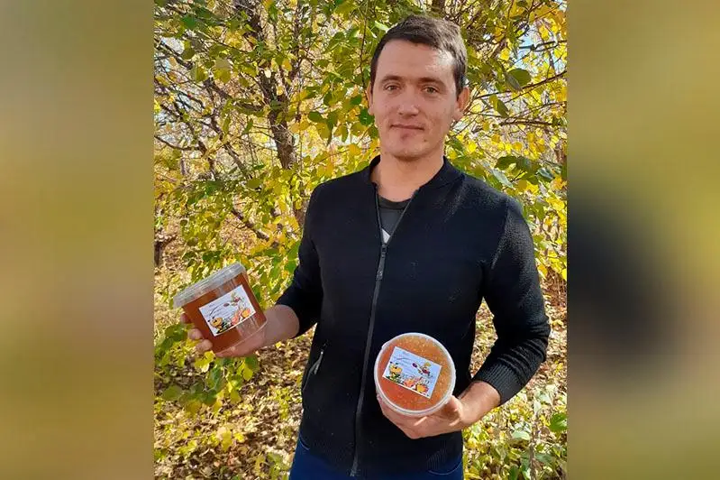 Дягилевый мёд начал производить пчеловод из Осакаровского района