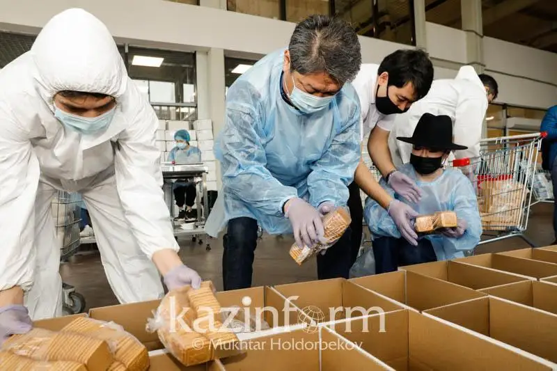 Звезды шоу-бизнеса участвовали в подготовке продовольственных корзин для нуждающихся в столице