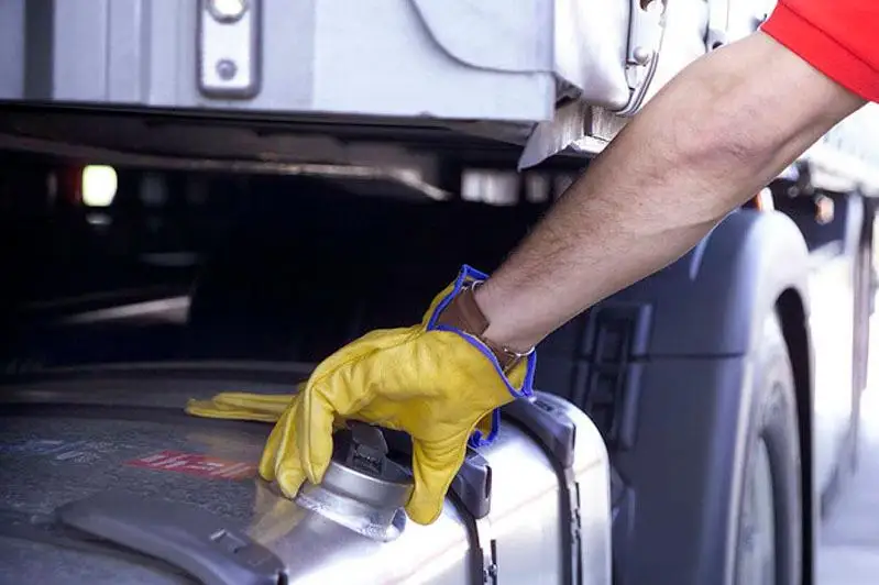 Работник воровал дизтопливо на своем предприятии в Павлодарской области