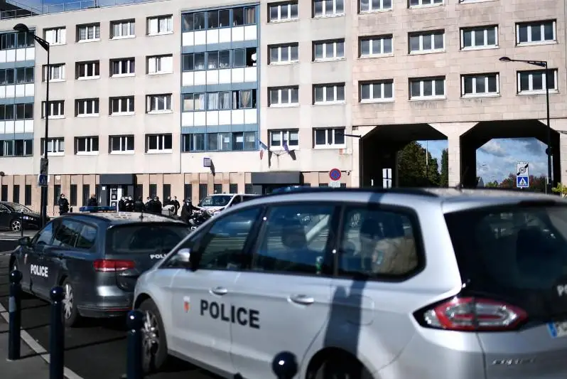 Неизвестные напали на полицейский участок в пригороде Парижа