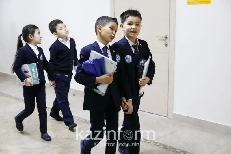 Омбудсмен предложил главе МОН обсудить прием шестилеток в школу