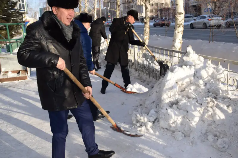 Акмолинские полицейские помогли очистить от снега территорию школы-интерната