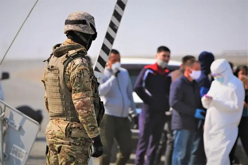 Военнослужащие на блокпостах помогают охранять въезды и выезды из Атырау